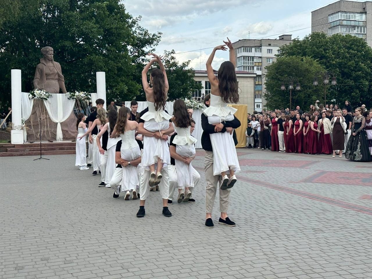 Бал випускників на площі Звягеля
