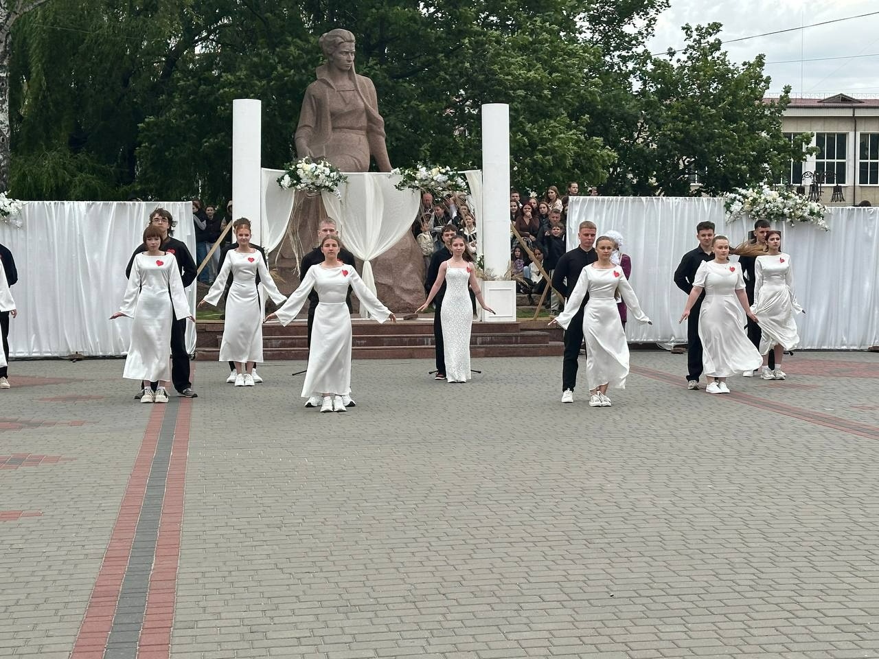 Бал випускників на площі Звягеля