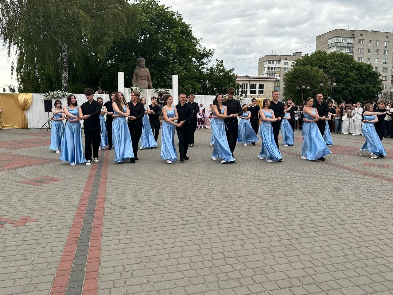Бал випускників на площі Звягеля