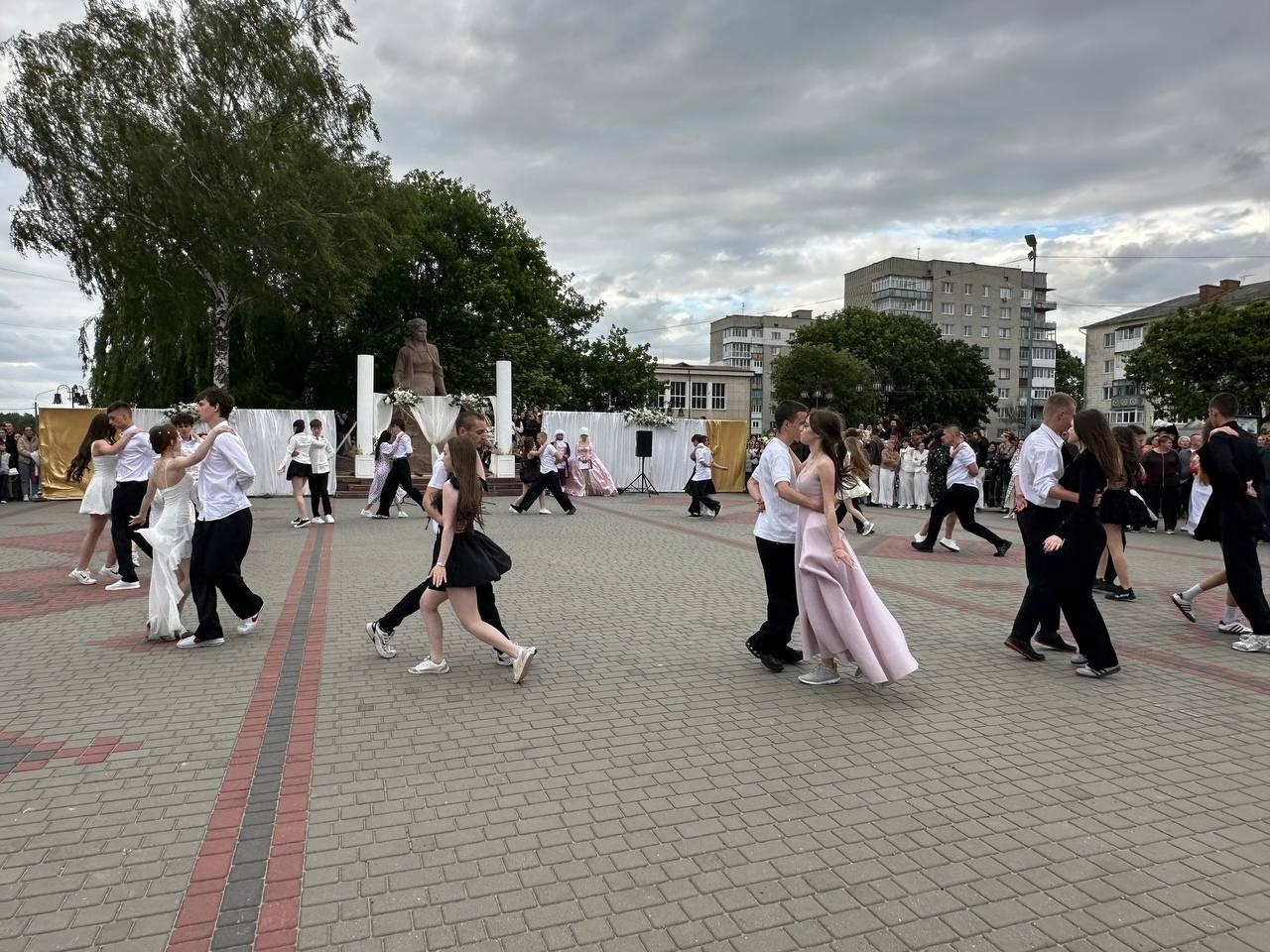 Бал випускників на площі Звягеля