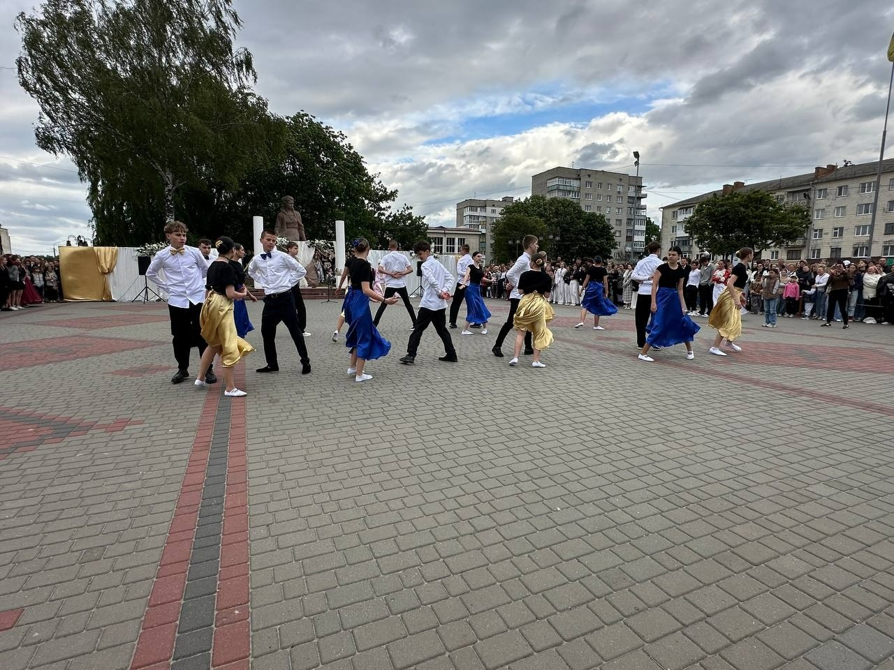 Бал випускників на площі Звягеля