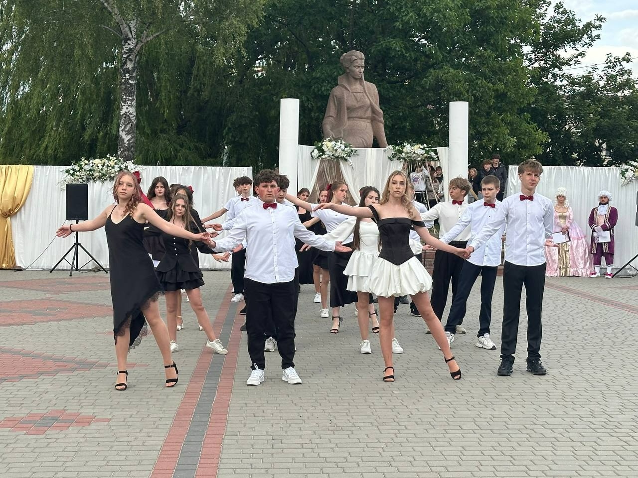 Бал випускників на площі Звягеля