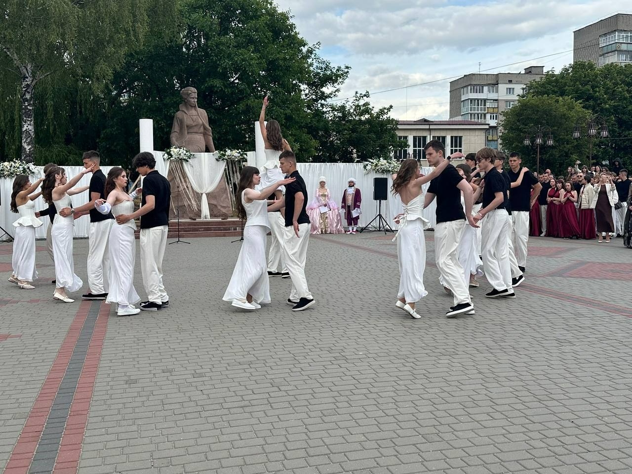 Бал випускників на площі Звягеля