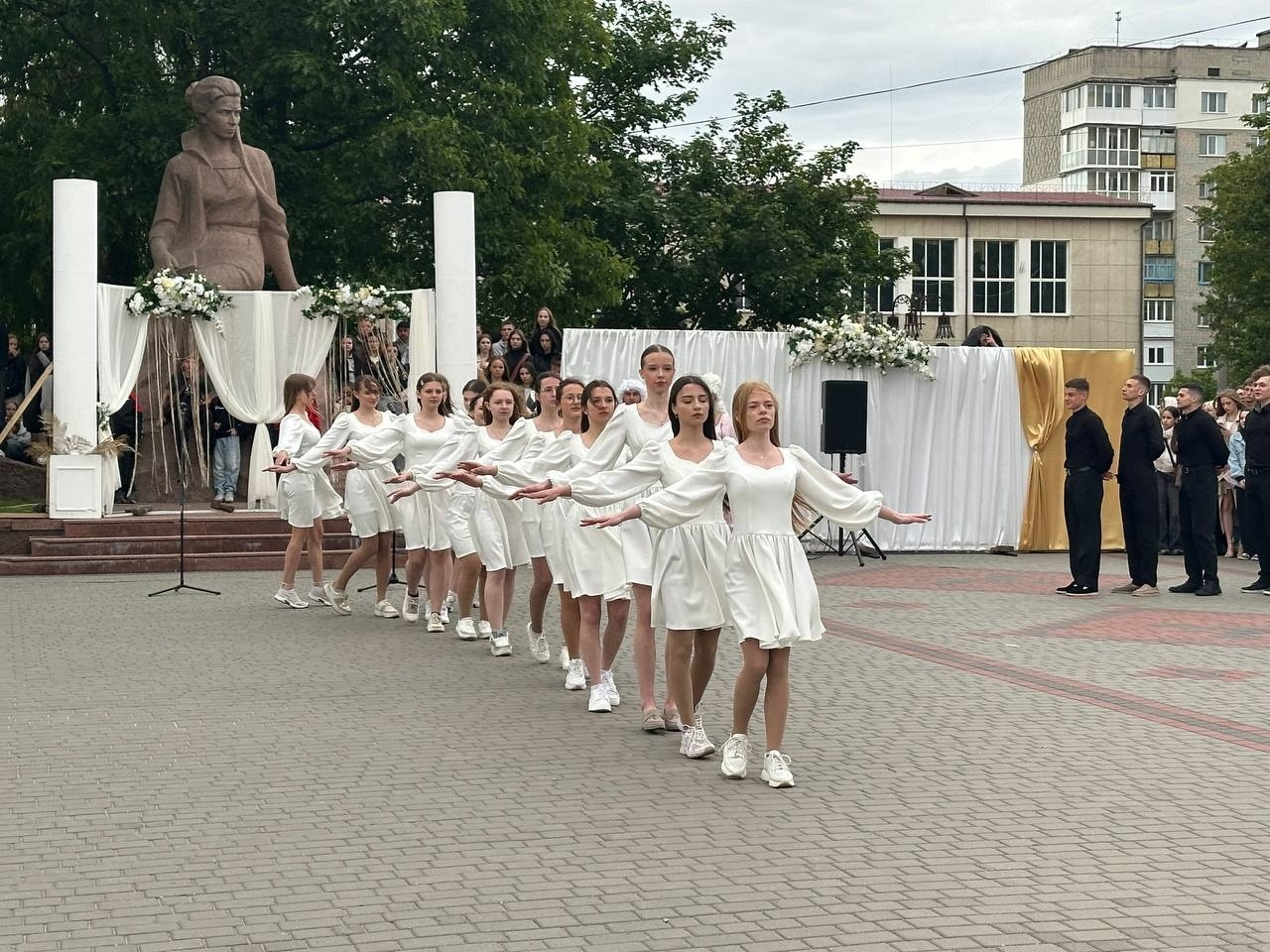 Бал випускників на площі Звягеля