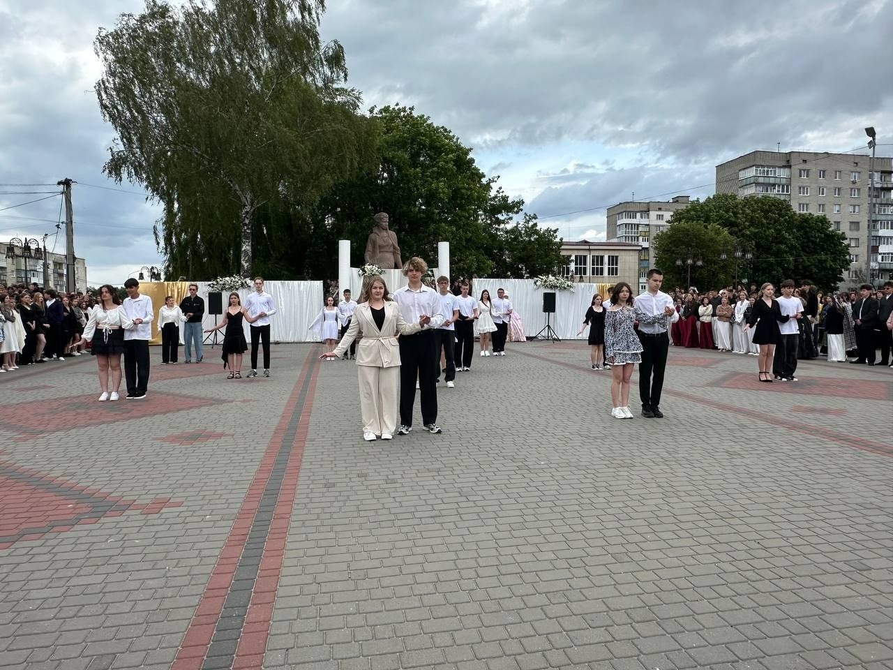Бал випускників на площі Звягеля