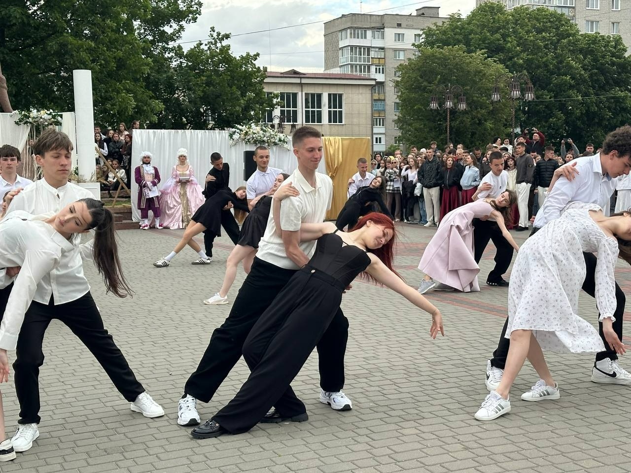 Бал випускників на площі Звягеля