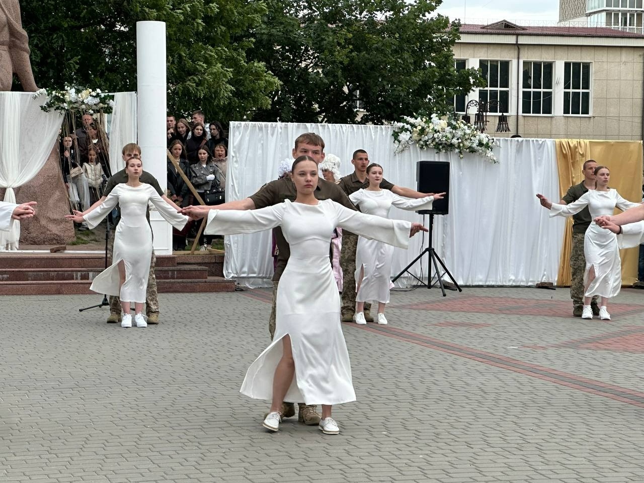 Бал випускників на площі Звягеля