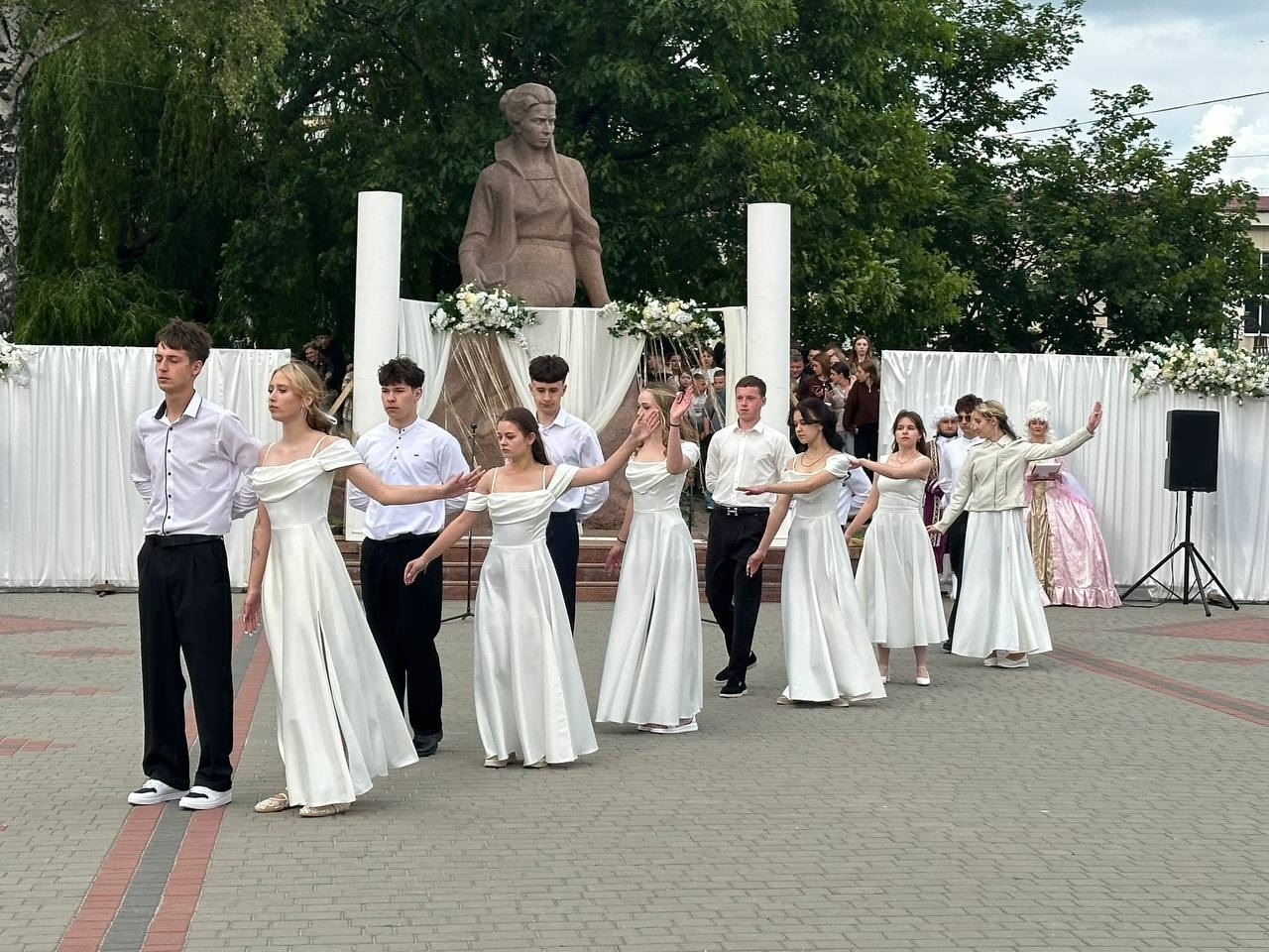 Бал випускників на площі Звягеля
