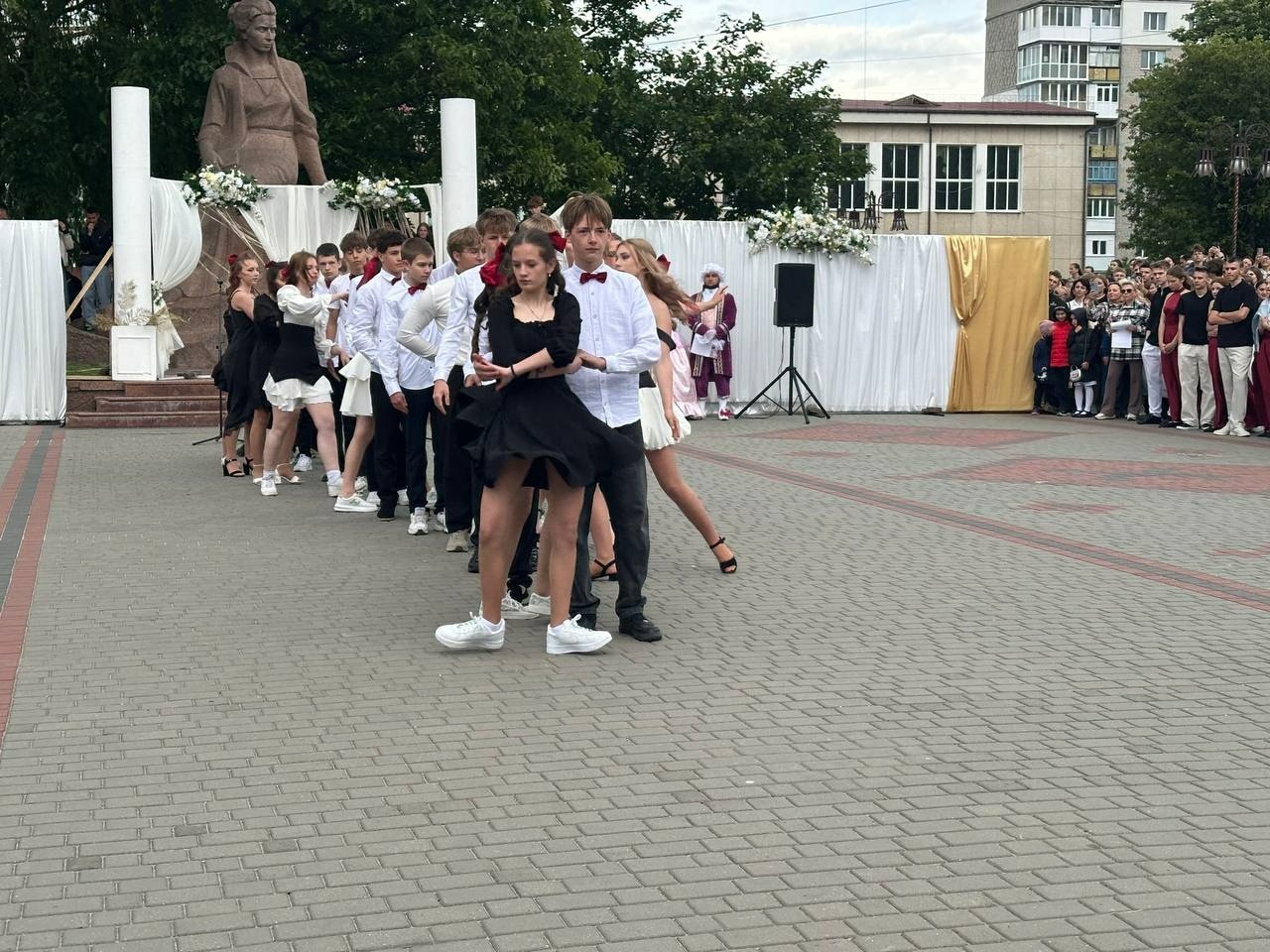 Бал випускників на площі Звягеля
