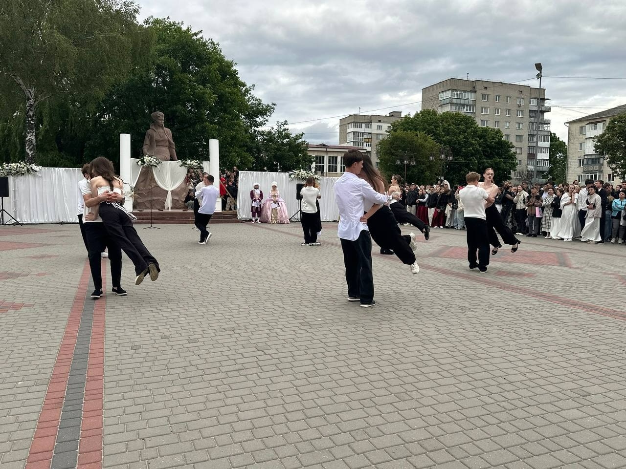 Бал випускників на площі Звягеля