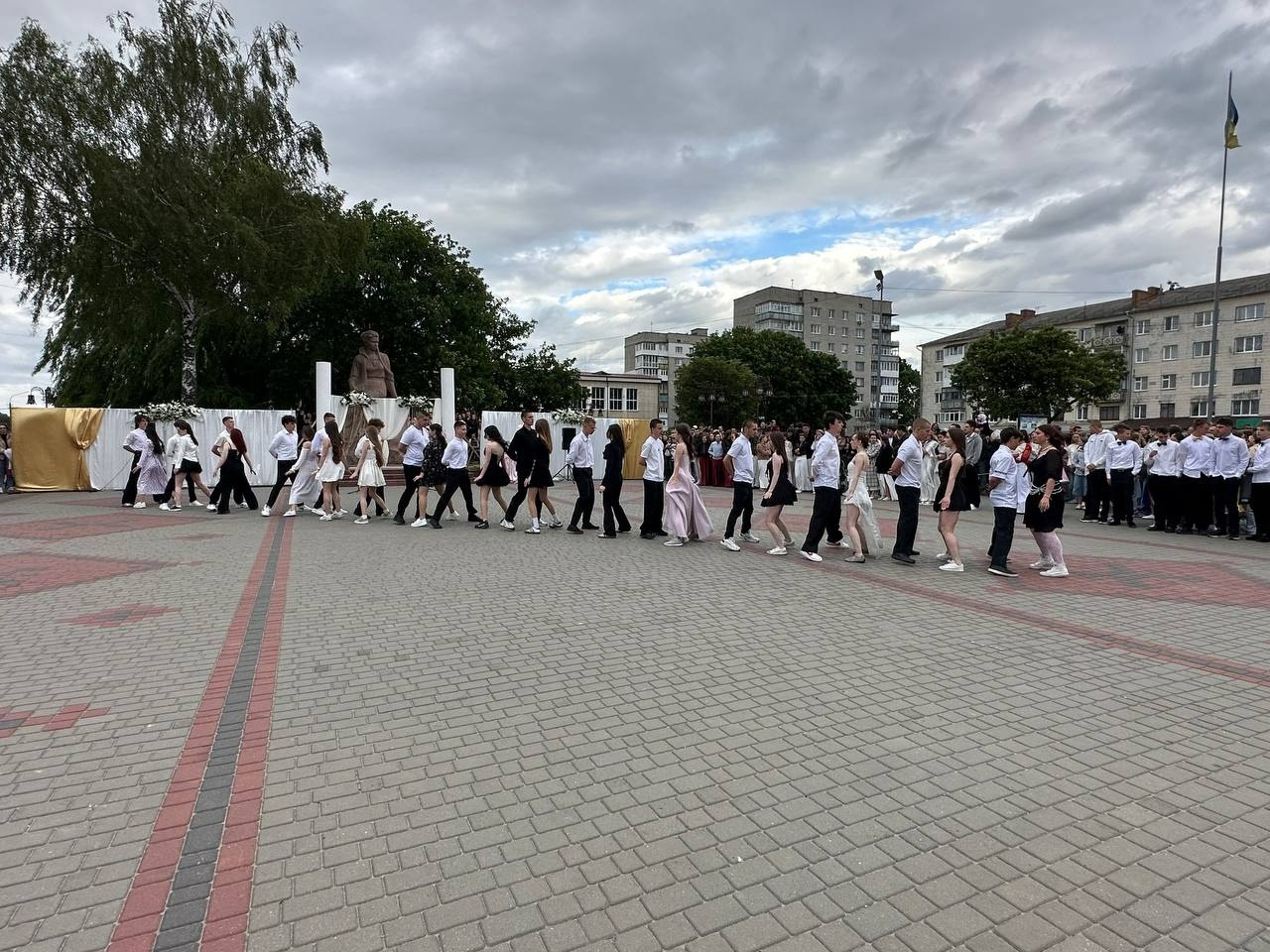 Бал випускників на площі Звягеля