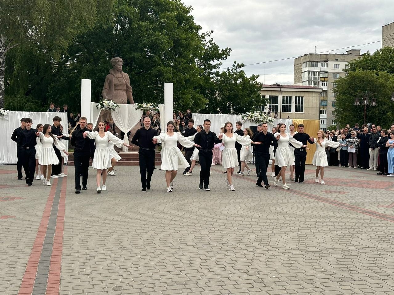Бал випускників на площі Звягеля