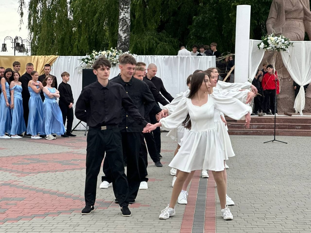 Бал випускників на площі Звягеля