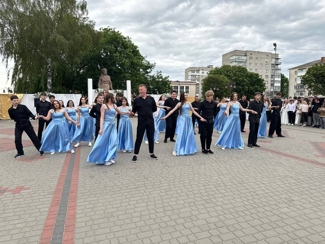 Бал випускників на площі Звягеля