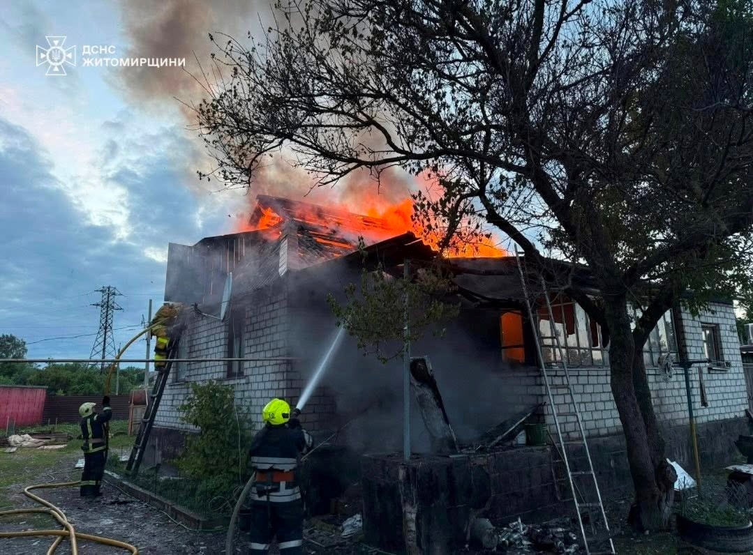 У Звягелі під час пожежі в приватному будинку чоловік отримав опіки ніг