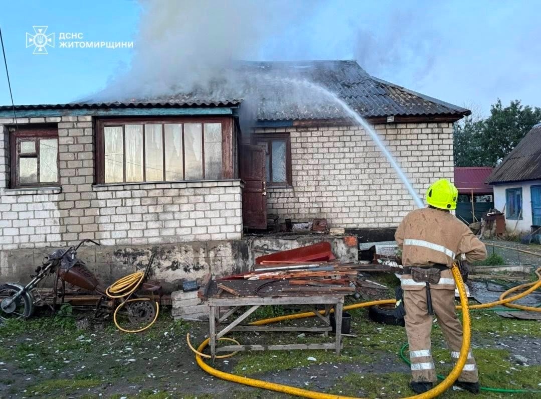 У Звягелі під час пожежі в приватному будинку чоловік отримав опіки ніг