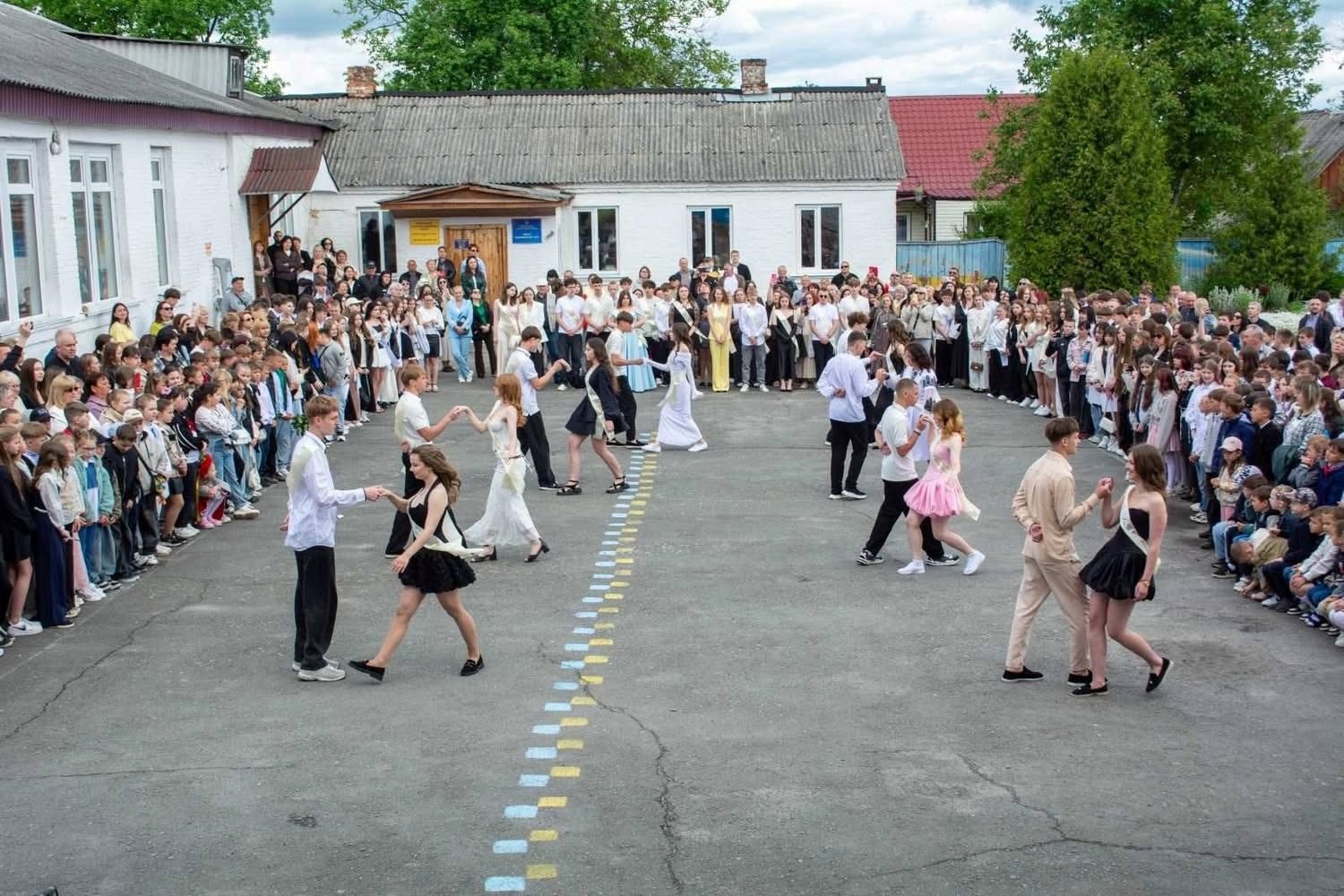 Останній дзвоник у школах Звягельської громади: світлини