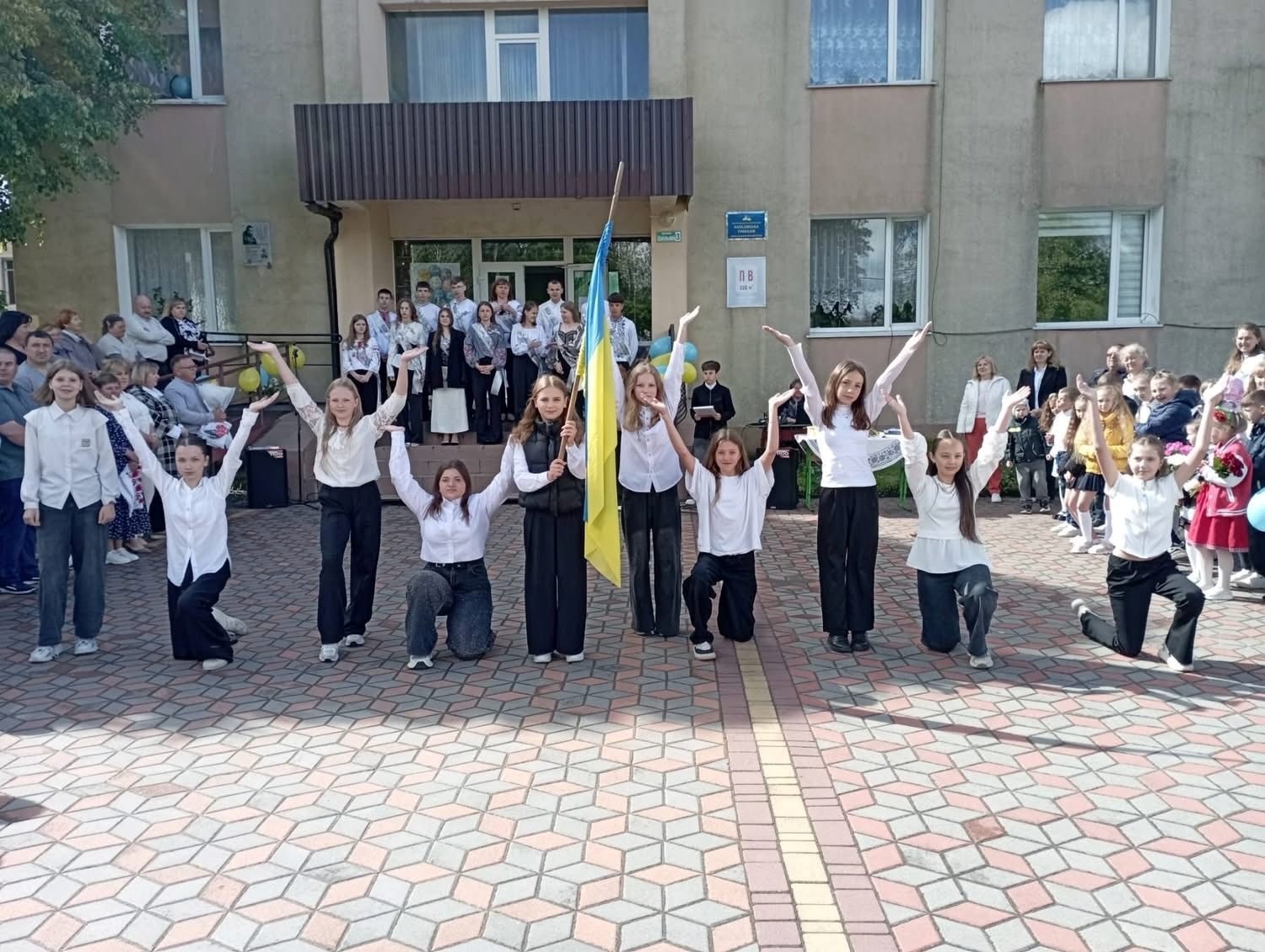 Останній дзвоник у школах Звягельської громади: світлини