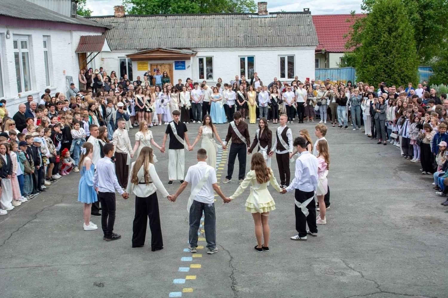 Останній дзвоник у школах Звягельської громади: світлини