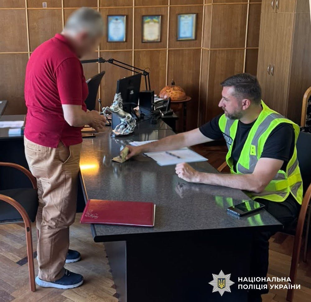 4000 доларів за фальшиві медичні документи військовому: підозра головному лікарю на Житомирщині