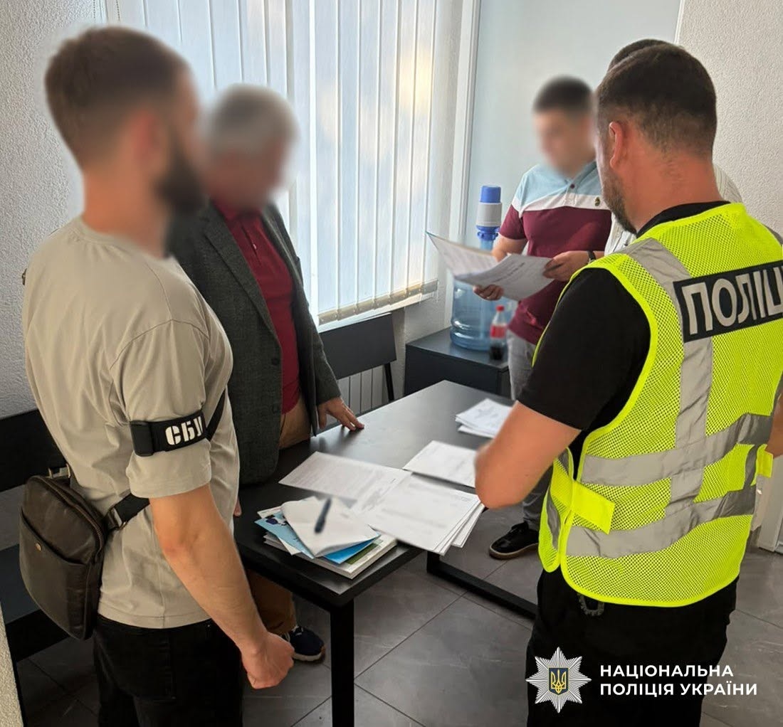 4000 доларів за фальшиві медичні документи військовому: підозра головному лікарю на Житомирщині