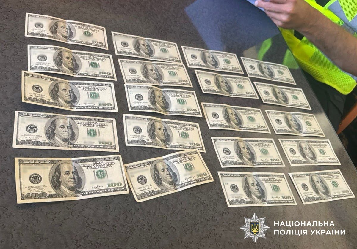4000 доларів за фальшиві медичні документи військовому: підозра головному лікарю на Житомирщині