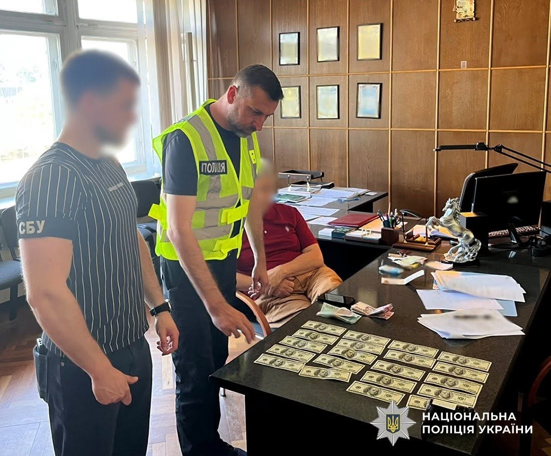 4000 доларів за фальшиві медичні документи військовому: підозра головному лікарю на Житомирщині