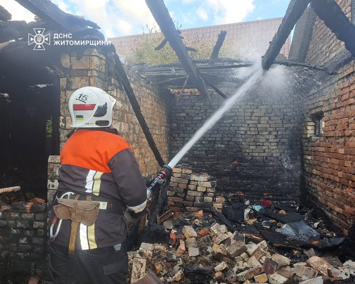 На пожежі на Звягельщині в житловому будинку рятувальники виявили загиблого чоловіка
