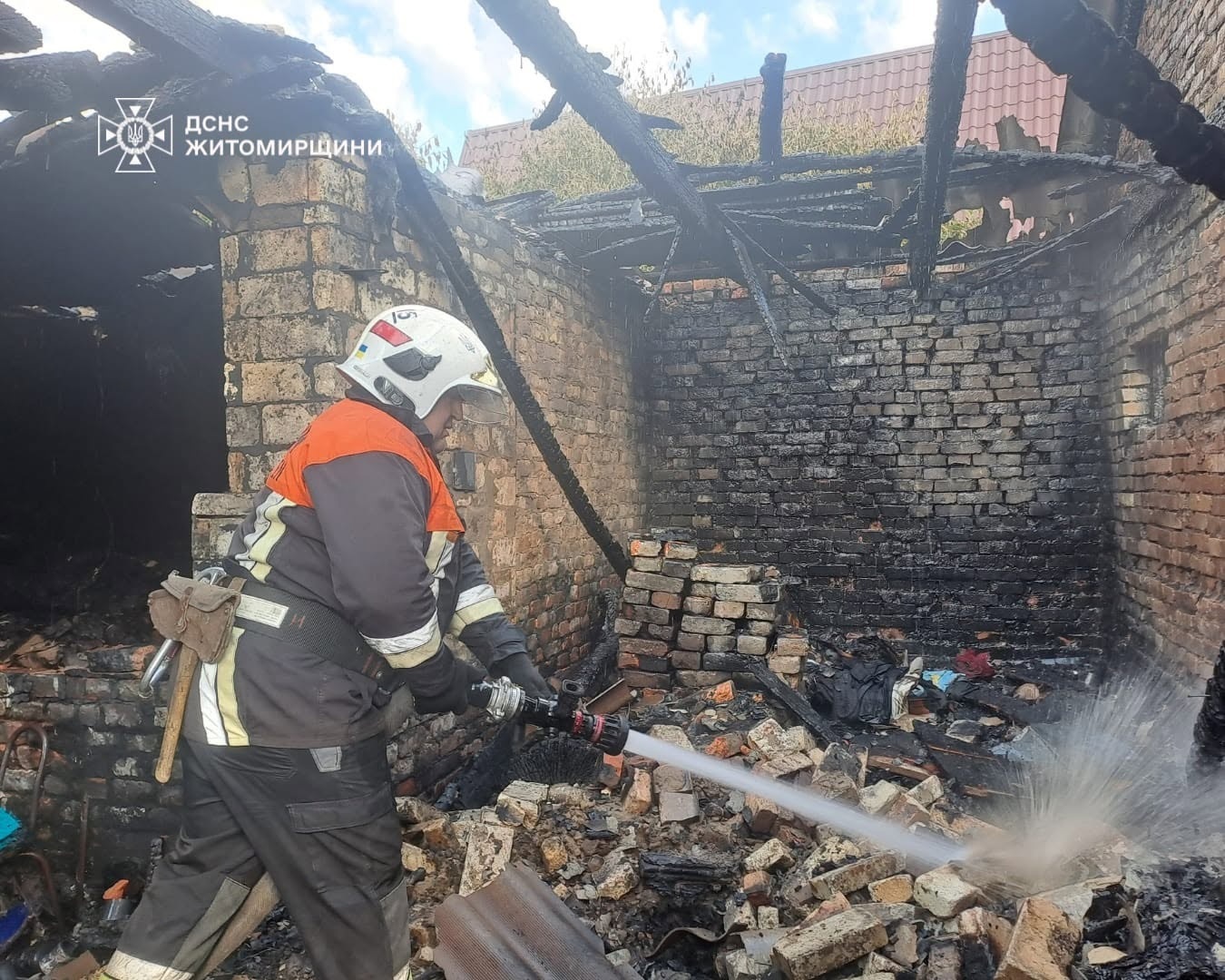 На пожежі на Звягельщині в житловому будинку рятувальники виявили загиблого чоловіка