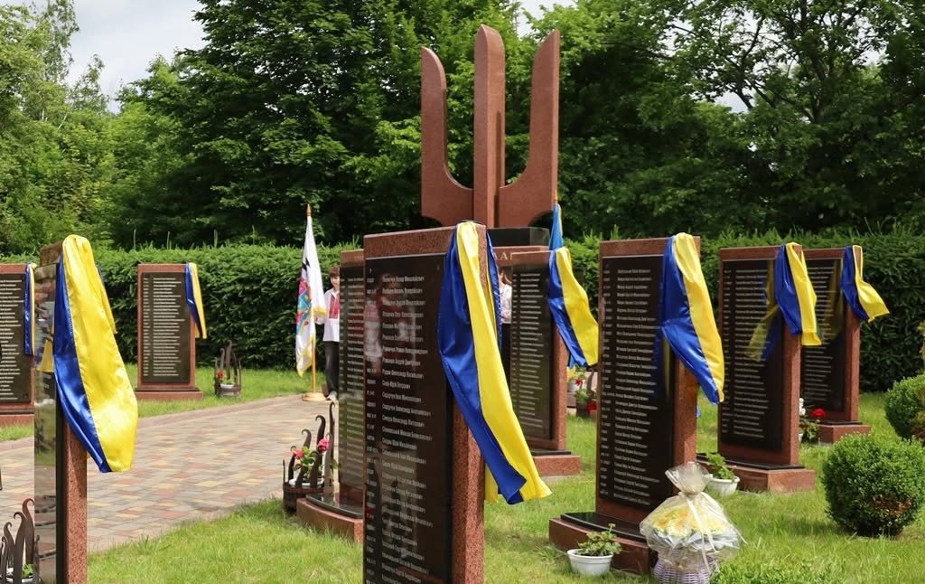 На території Меморіалу загиблим учасникам АТО/ООС додали стели з іменами 68 полеглих Захисників