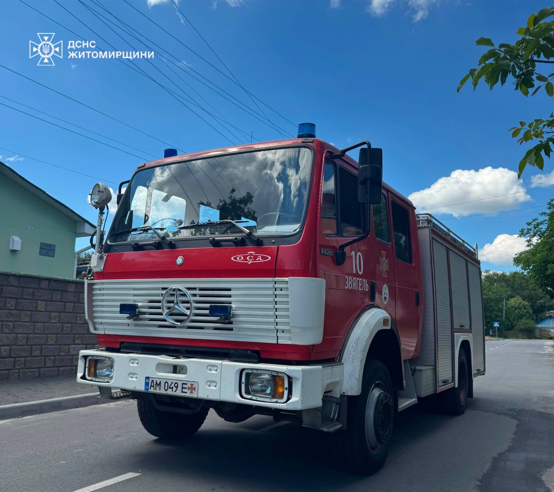 Пожежа у Звягелі: рятувальники не дали вогню перекинутися на житловий будинок