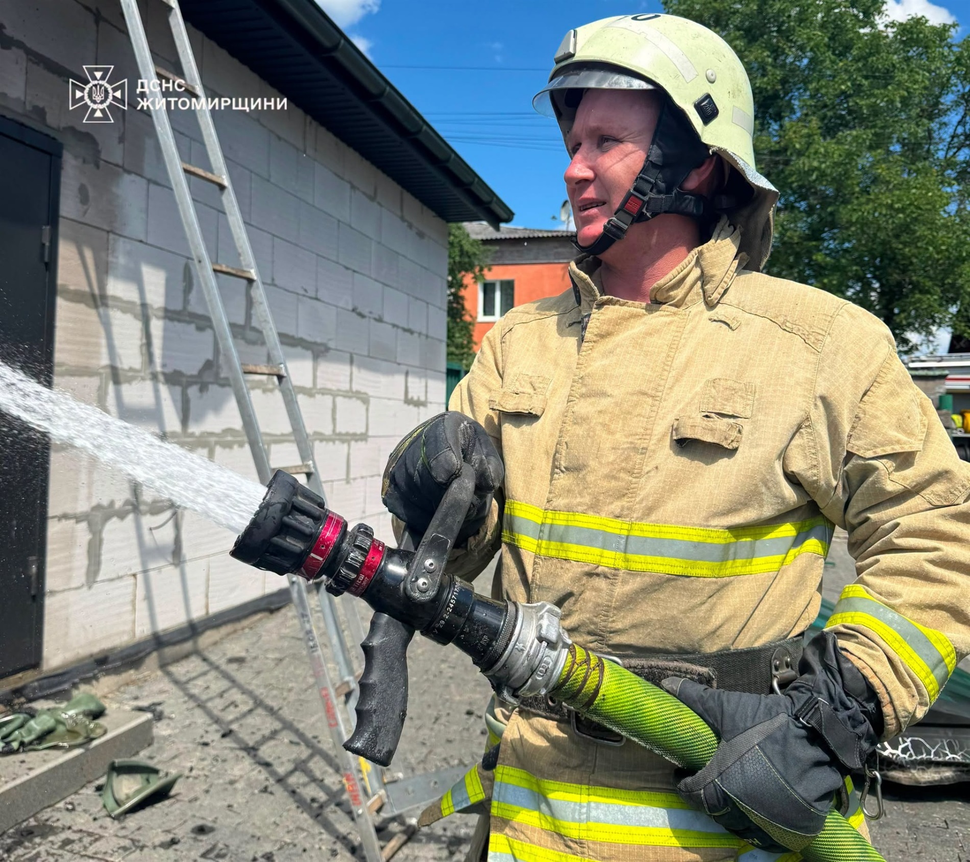 Пожежа у Звягелі: рятувальники не дали вогню перекинутися на житловий будинок