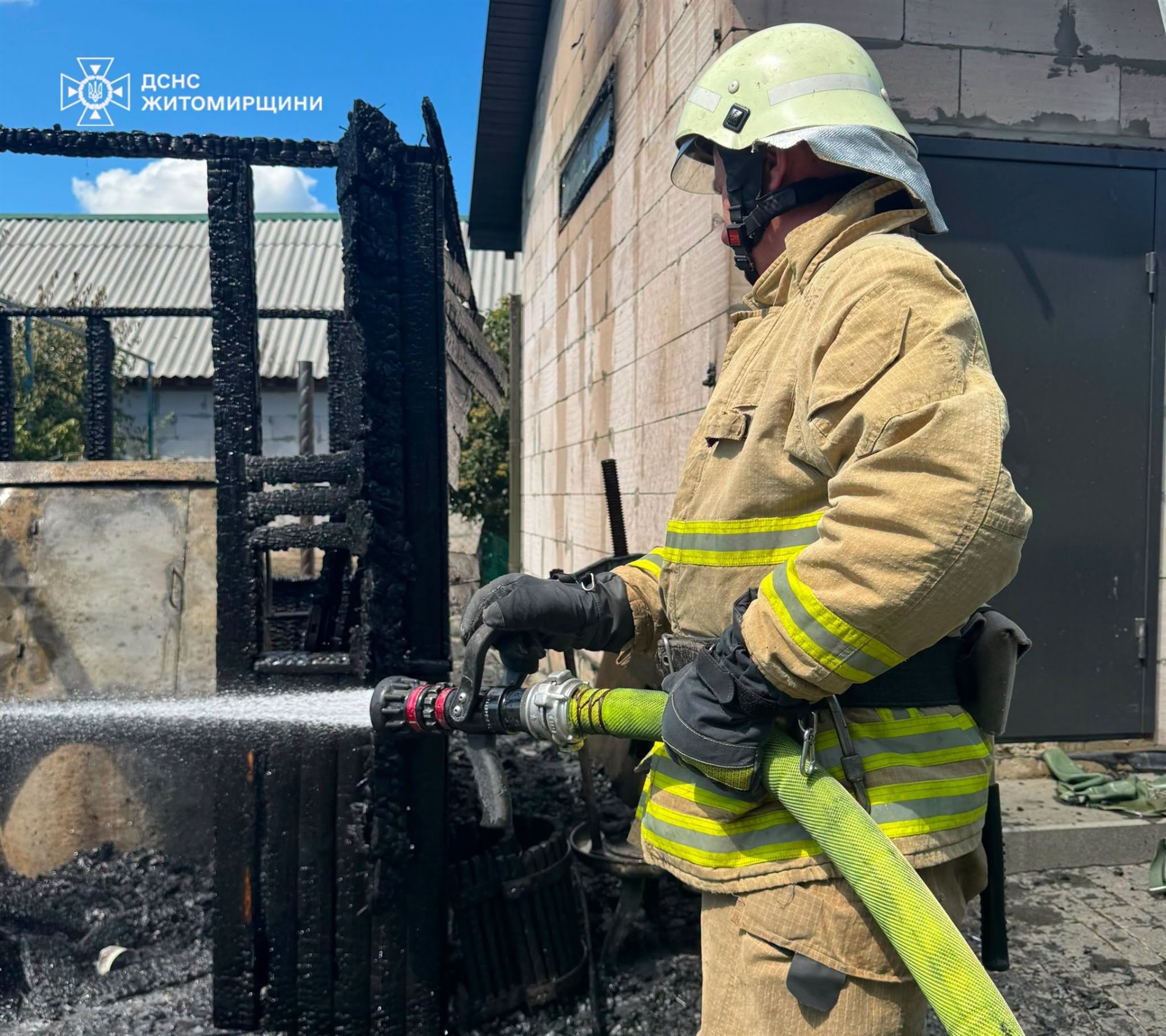 Пожежа у Звягелі: рятувальники не дали вогню перекинутися на житловий будинок