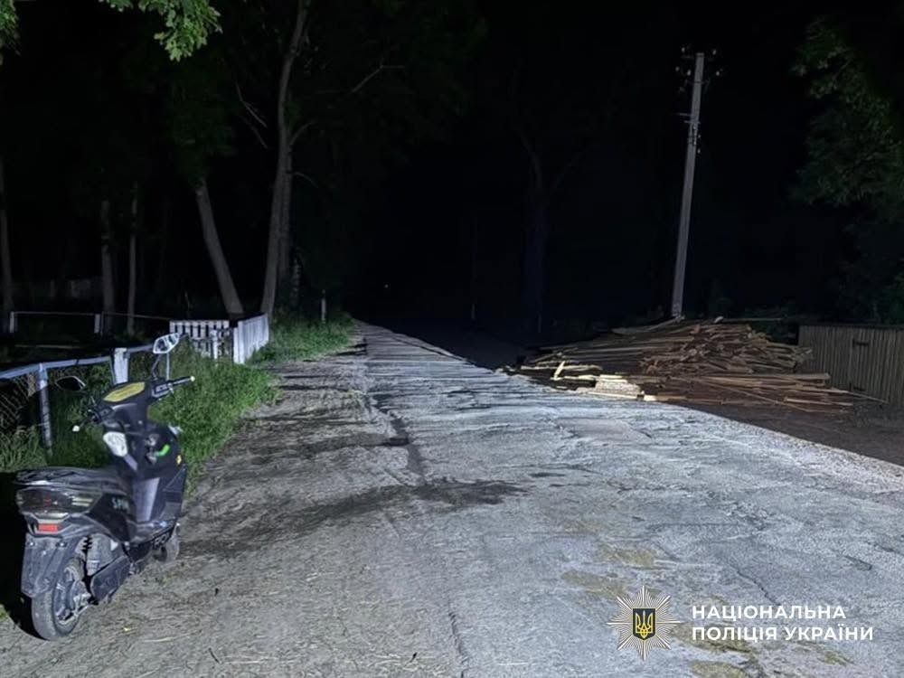 На Звягельщині 20-річний водій електроскутера не впорався з керуванням, впав та тяжко травмувався
