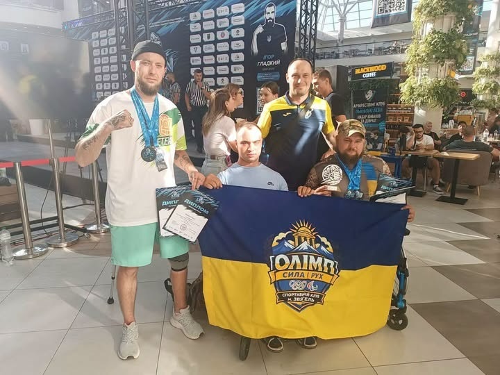  Ветерани-спортсмени зі Звягеля з нагородами на турнірі з армрестлінгу у Львові