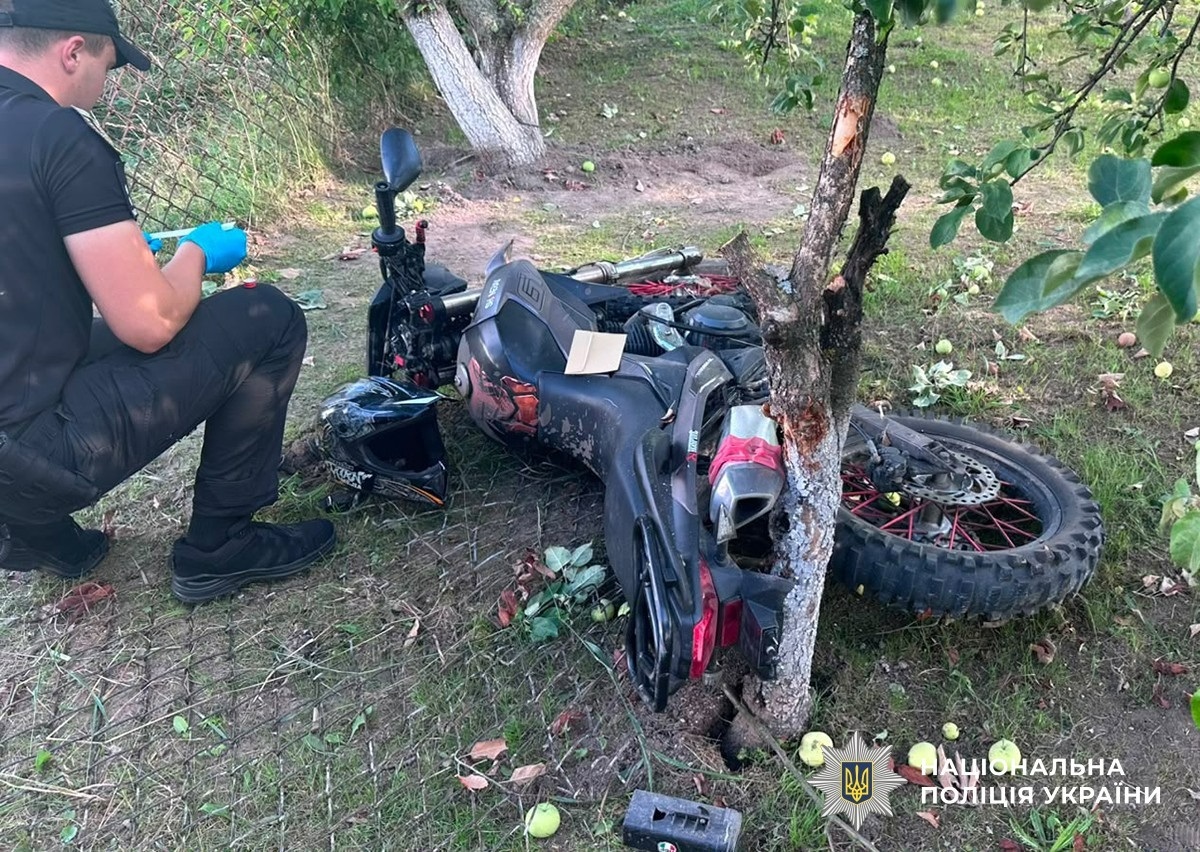 16-річний мотоцикліст в'їхав у паркан: двоє підлітків у реанімації