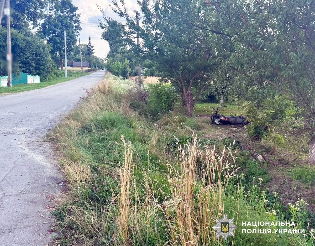16-річний мотоцикліст в'їхав у паркан: двоє підлітків у реанімації