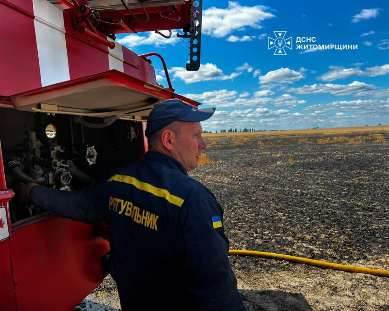 Пожежа після російського удару знищила 2 га пшениці на Житомирщині