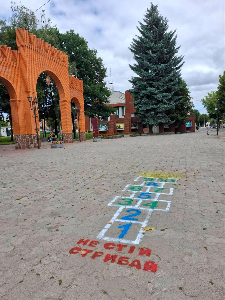 Класики "Не стій – стрибай" з'явилися при вході до парку Звягеля