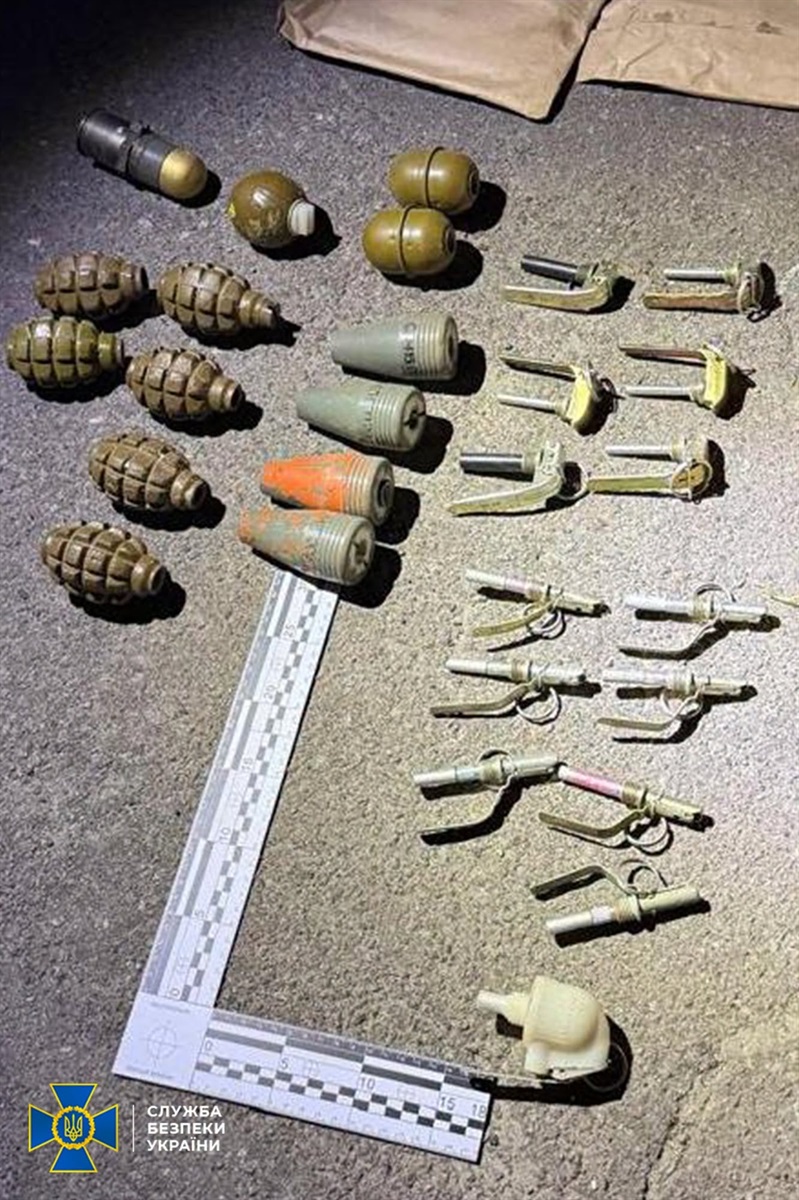 Заробіток на війні: на Житомирщині спіймали ділка з арсеналом трофейної зброї