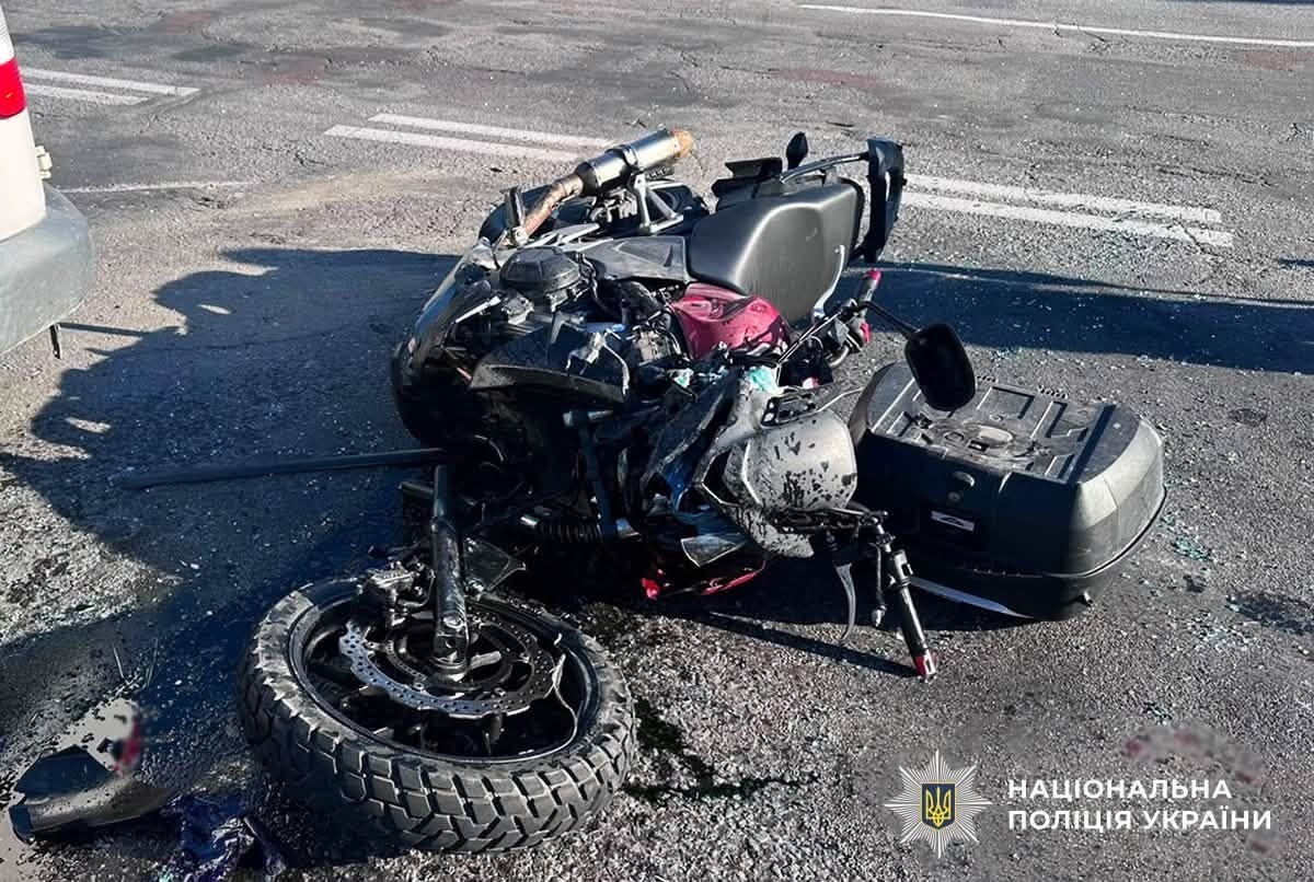Трагедія на дорозі у Звягелі: мотоцикліст загинув, а водійку автівки госпіталізували