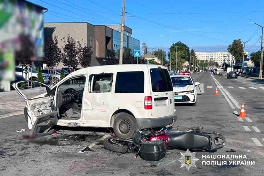 Трагедія на дорозі у Звягелі: мотоцикліст загинув, а водійку автівки госпіталізували
