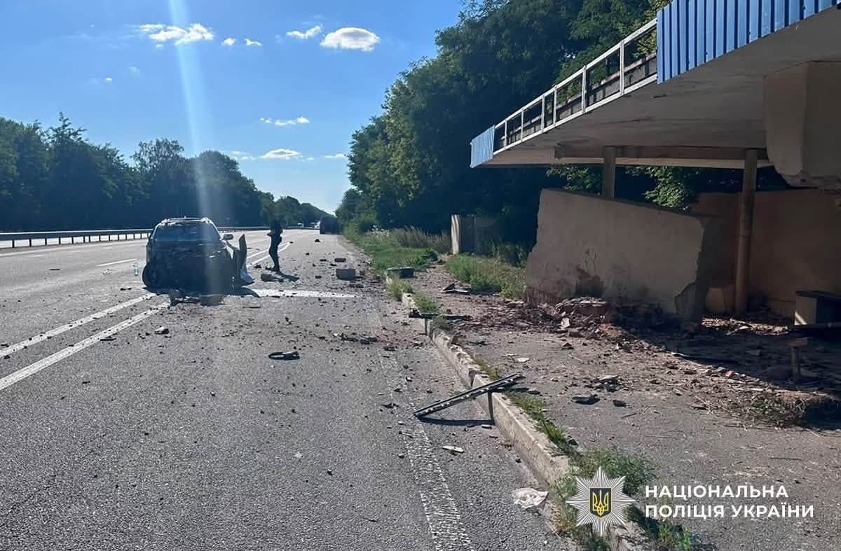 Кросовер зіткнувся з зупинкою на Звягельщині – водій та троє його пасажирів травмовані