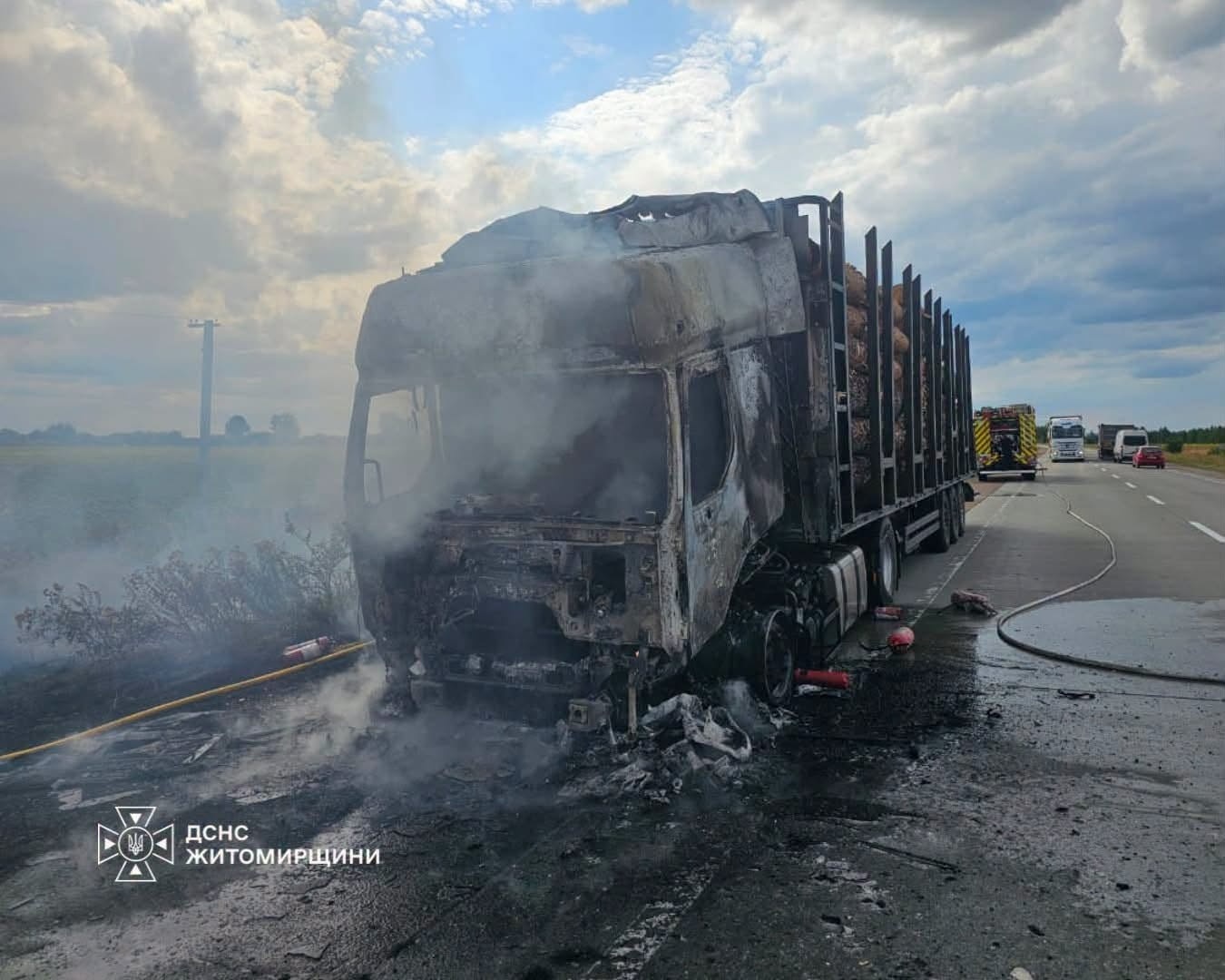 На Житомирщині на ходу спалахнула вантажівка – водія госпіталізували