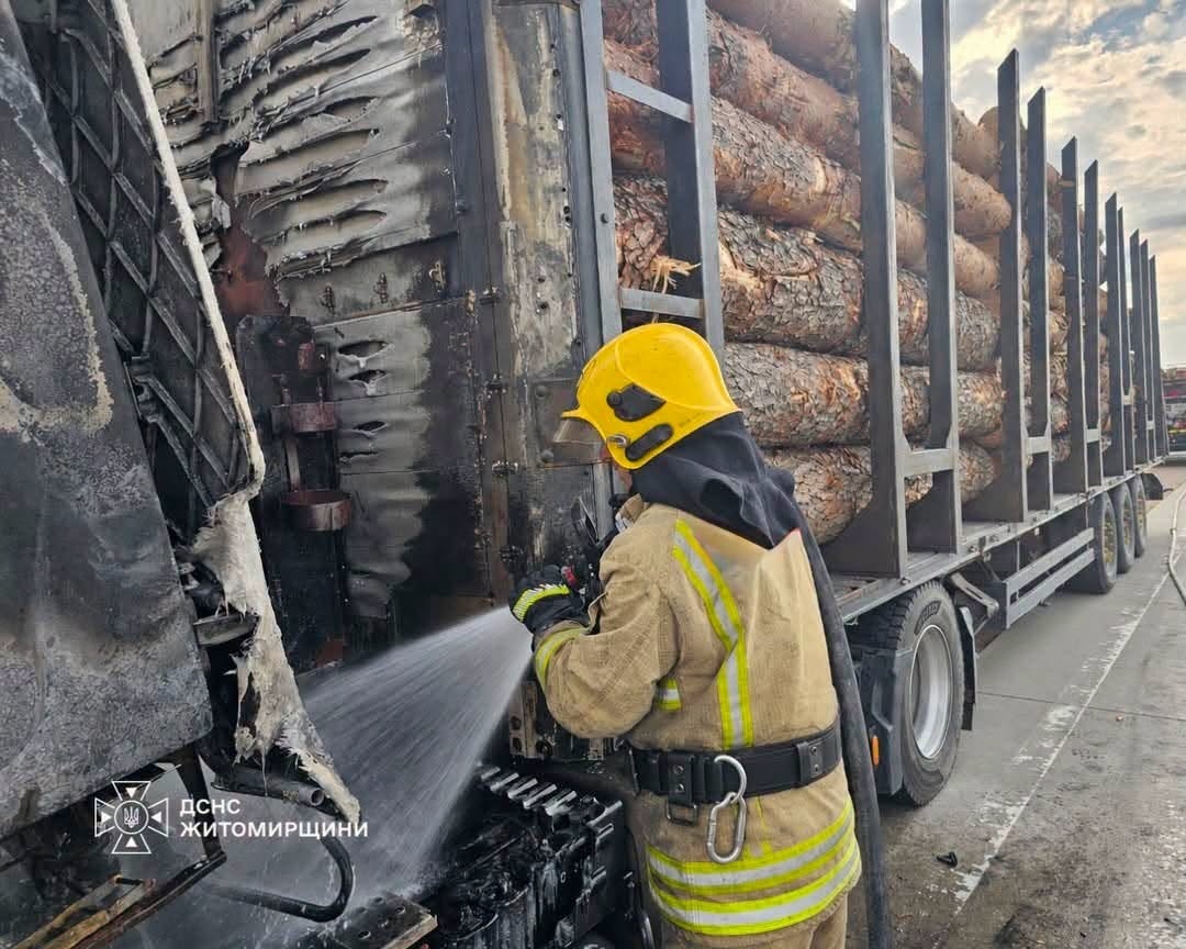 На Житомирщині на ходу спалахнула вантажівка – водія госпіталізували