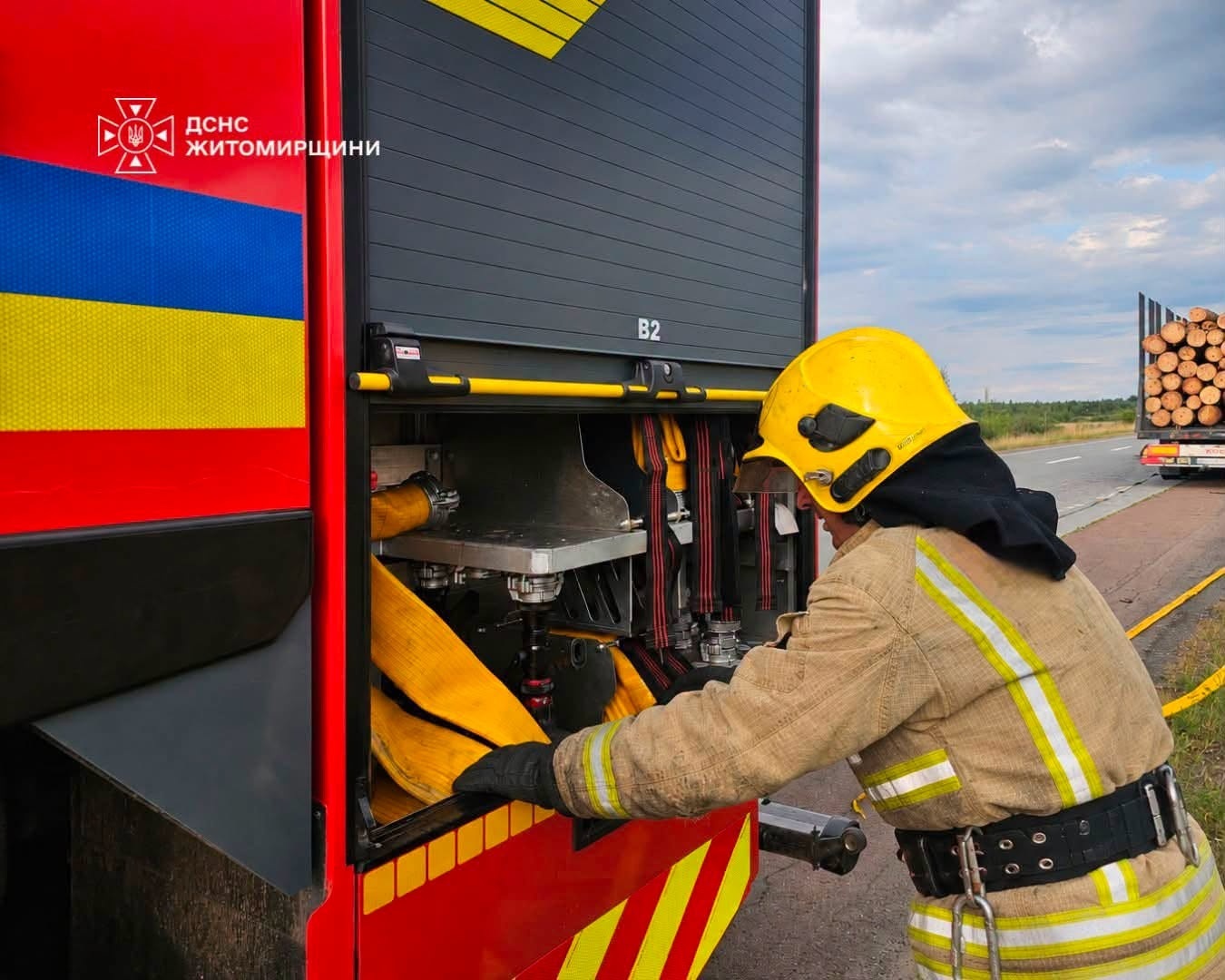 На Житомирщині на ходу спалахнула вантажівка – водія госпіталізували