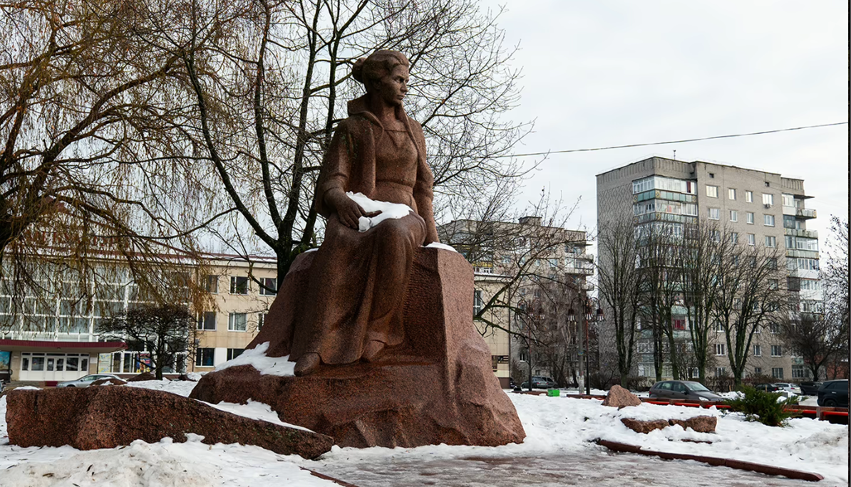 Пам'ятник Лесі Українці на площі Лесі Українки біля палацу культури імені Лесі Українки
